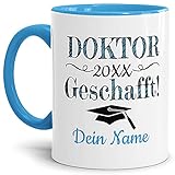 Tasse mit Spruch - Abschluss geschafft Doktor - zum selbst Gestalten mit Wunschname und Abschlussjahr - Geschenk für den Abschluss zum Doktor, Henkel & Innen Hellblau 300 ml |