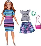 Mattel Barbie FJF69 Fashionistas Puppe und Mode Geschenkset im bunt gestreiften T-Shirt Kleid mit Sonnenb
