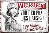 schilderkreis24 – Blechschild Lustiger Spruch “Vorsicht vor der Frau des Hauses! Hund harmlos.“ Deko Vintage Humor Retro Geschenkidee Geburtstag Weihnachten Mann Frau 20x30