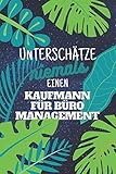 Unterschätze niemals einen Kaufmann für Büromanagement: Notizbuch inkl. Kalender 2022 | Das perfekte Geschenk für Männer, die im Büro arbeiten | Geschenkidee | Geschenk