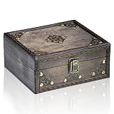 Brynnberg Schatztruhe „Monk 20x18x9cm“ – Schatzkiste Flach, Holz Grau, Gewachst, Mit Deckel, Verschluss, Verzierung Metall, Piratenkiste, Aufbewahrungsbox k