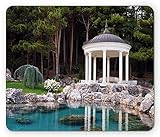 Landschafts-Mauspad, Pavillon von The Pond in einem wunderschönen grünen Park Naturwald Blick auf den Garten, Standardgröße Rechteck rutschfestes Gummi-Mauspad, grün blau und weiß