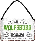 Blechschilder HIER WOHNT EIN Wolfsburg Fan Hängeschild für Fußball Begeisterte Deko Artikel Schild Geschenkidee 18x12