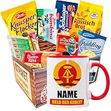 GESCHENK1 DDR Ostpaket mit Namenstasse / Held der Arbeit / Personalisierte DDR Geschenkbox mit Süßigkeiten / Ostalgie Geschenkpaket zum Geburtstag für Männer & Frauen / Keramik 330ml R