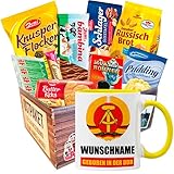 GESCHENK1 Ostpaket mit Namenstasse / Personalisierte DDR Geschenkbox mit Süßigkeiten / Ostalgie Geschenkpaket zum Geburtstag für Männer & Frauen / Geboren in der DDR (Gelb)